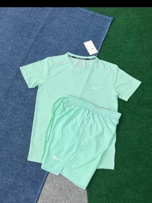 Mintgrönt träningsset från Nike - Snyggt träningsset från Nike i mintgrönt, består av en kortärmad t-shirt och matchande shorts. Båda plaggen har Nike-logga framtill och är tillverkade i ett lätt och snabbtorkande material som passar perfekt för träning eller sport.