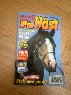 Min Häst Nr 26, från 2000 - Säljer ett nummer av tidningen Min Häst, nr 26 från år 2000. Omslaget har en stor bild på en häst mot blå bakgrund och innehåller reportage om Nevele Pride och ponnytävlingar. Perfekt för dig som gillar hästar och travsport.