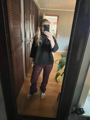 Vinröda paljettbyxor med bootcut - Coola röda paljett byxor, står ingen storlek men passar mig som vanligtvis har small.  De är köpta på vinted! De är raka i passformen