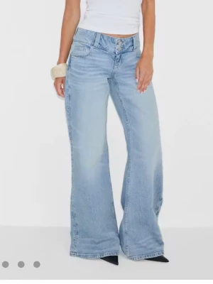 Loose flare jeans ginatricot - Säljer ett par ljusblå jeans med riktigt breda ben och hög midja. Jeansen har klassisk femficksmodell och stängs med dragkedja och knapp. Materialet är denim i bomull och passformen är loose fit med extra vidd nedtill. Helt oanvända med lappen kvar.