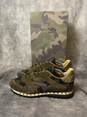 Valentino rockrunners - Mycket fint skick | Size 43 | fraktar inom 24 timmar | för att köpa klicka ”köp nu” | vid frågor eller funderingar är det bara att skicka ett meddelande | följare får bättre rabatter🙌