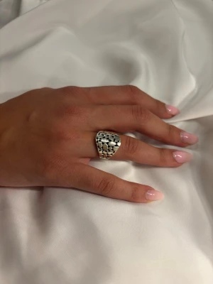 Bred silverring med mönster - Säljer en bred silverring, aldrig använd och i väldigt fint skick. 
