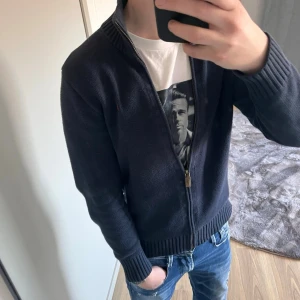 Mörkblå ziptröja med skön krage  - Mörkblå stickad ziptröja från ralph lauren i mycket bra skick. Otroligt snygg och passar till allt mitt pris 599kr! Hör av er vid frågor svarar så snabbt jag kan!🤩