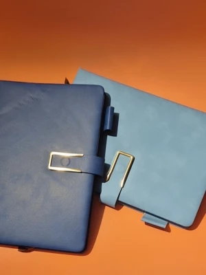 A5 Leather Anteckningsbok - anteckningsböcker i blått och ljusblått med guldiga spännen. Perfekta för att skriva ner anteckningar eller tankar. If you need both so just let me know i will change the price. If you pay for one so i will send one of them. If you order during opening hours of post office so i will send it to you same day.  You can pick up as well