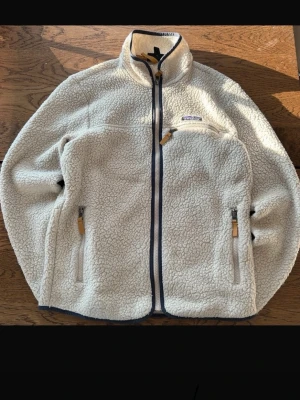 Patagonia fleece  - En jättefin patagonia fleece som är i storlek M men passar mig som vanligtvis har storlek S. Som ny med inga skador🥰