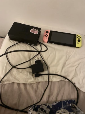 Nintendo Switch konsoll - Nintendo switch konsoll i väldigt bra skick! Laddare, dock, konsoll, ett spel och en kontroller att sätta joysticksen i ingår!  Köptes 2020 men har knappast använts, lite då och då men har mest stått på min bänk. Joysticks är nyköpta Animalcrossing new horizons ingår! Pris kan diskuteras, hör av er vid frågor!