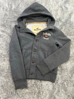 Hollister hoodie  - Säljer denna sällsynta och mycket eftertraktade Hollister hoodie | Storlek M | Skick 9/10 | Vid eventuella frågor hör gärna av dig och erbjuder bra pris vid köp av bundle 😁✅