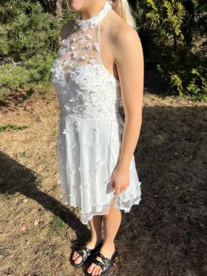 Studentklänning M - Använd endast en gång. På insidan i vissa sömmar finns brun utan sol missfärgningar, syns inte på! 