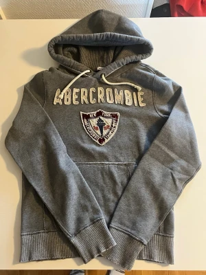 Abercrombie & fitch hoodie (sällsynt) - Riktigt snygg Abercrombie & fitch hoodie i storlek M. Fint skick inga fel och väldigt sällsynt och eftertraktad går ej o få tag i längre. Pris 585kr men ej hugget i sten kom gärna med frågor och prisförslag har även mycket mer liknande i min profil 😁 stor rabatt vid köp av flera