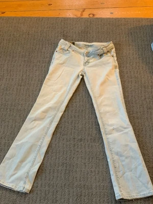 Ljusblå bootcut jeans - Snygga ljusblå jeans med klassisk bootcut passform och femficksmodell. Jeansen har bälteshällor, knapp- och dragkedjestängning samt raka ben med lätt utsvängning. Perfekta för dig som gillar en avslappnad men ändå trendig look.