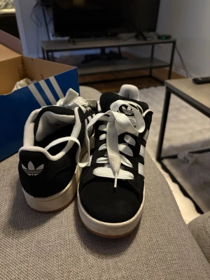 Adidas Campus svartvita sneakers - Helt nya använd 1 gång. Pris kan diskuteras. Max sänkning för pris är 550kr 