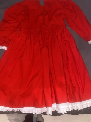 Klänning - En barn klänning nästan oanvänd