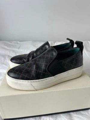 By Malene Birger slip-ons - Skor from Malene Birger i strl 38 Välanvända men fortfarande i fint skick Går säkert att putsa upp sulorna! Skickas med sin kartong
