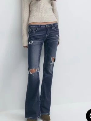 Mörkblå bootcut jeans med slitningar - Mörkblåa jeans från ginatricot i storlek tall M. Svåra att få tag i. Jag är 172 o de går ner till hälarna. Änväda 2 gånger pågrund av att jag har för många jeans.