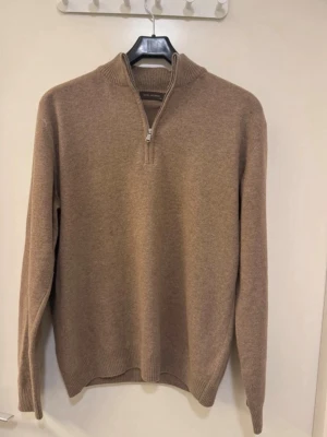 Oscar Jacobson Halfzip Beige  - Säljer denna snygga halvzip/halfzip ifrån Oscar Jacobson. Den är grymt skick och är i skönt merinoull.  Fungerar perfekt för vardag eller uppklätt med skjorta under. Nypris ligger 1599kr. Har du några frågor? Tveka inte att höra av dig😊