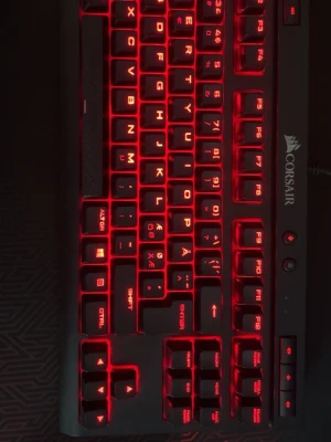 Corsair tangentbord - Ett fantastiskt svart Corsair tangentbord. I fint skick. Röda lampor, full storlek, inga skador eller fel samt super rent. Perfekt för gaming men också för allt annat. Inte använd så mycket eftersom är ingen ”gamer” direkt och föredrar kontroll:)