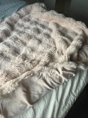 Fluff filt/pläd - Jätte mysig och trendig filt från Rusta. ”Fluff pläd” i färgen rosa. Aldrig använd och hann tyvärr inte lämna tillbaka. Nypris är 300kr. 💞💞 Vid frågor eller fler bilder är det bara att kontakta mig!