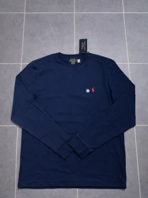 Ralph långärmad/tröja - Mörkblå polo Ralph Lauren långärmad för män, storlek S. Stillig tröja som passar till alla tillfällen. Hör av dig vid intresse/frågor. PRIS KAN DISKUTERAS!