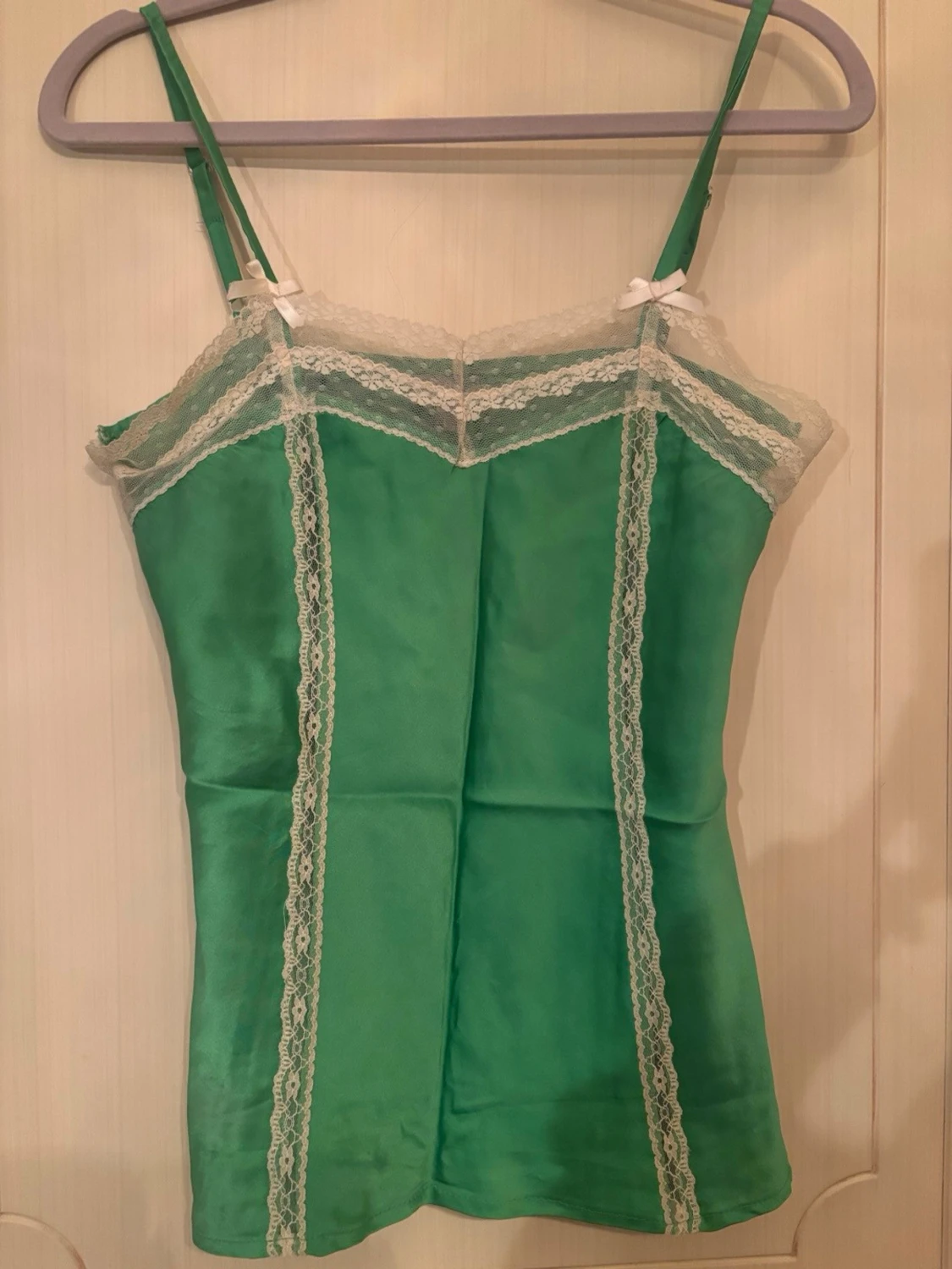 Grön satinlinnetopp med spetsdetaljer