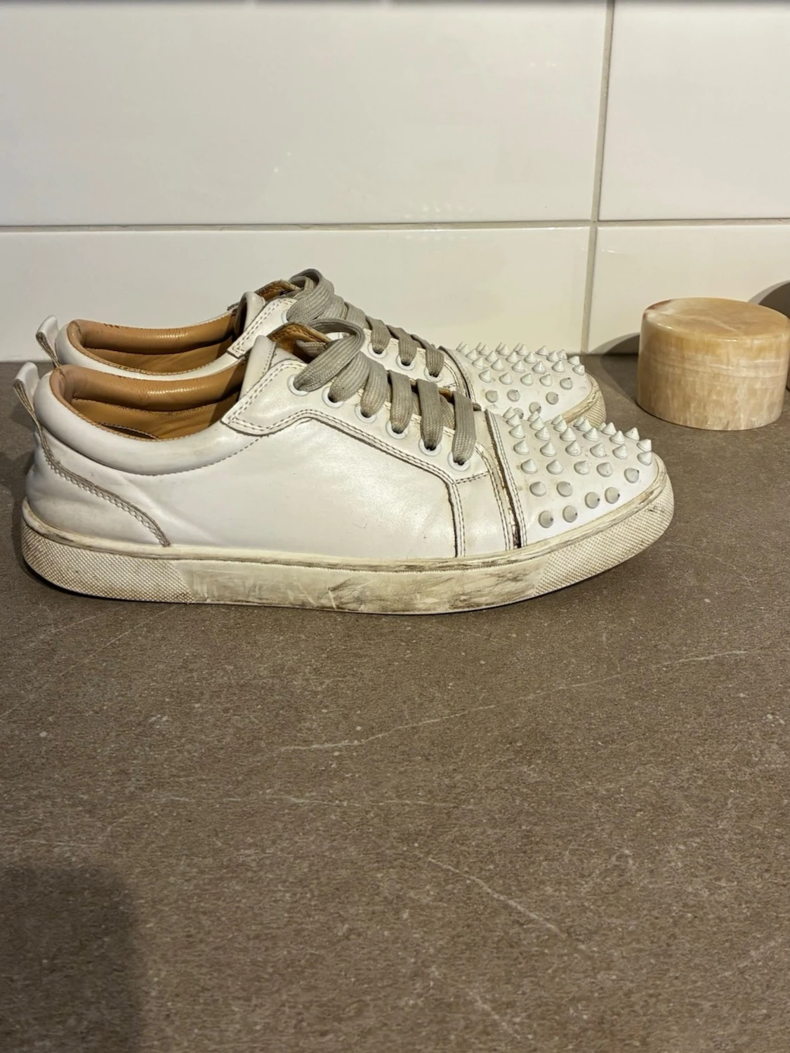 Vita sneakers med nitar framtill - 1