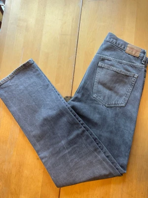 Weekday  - Weekday jeans i modellen ”space” en rak passform. Mycket fint skick men är använda och vissa mindre skador kan därför finnas. Storlek 30/34 och riktigt najs mörkbrun/grå färg. Kom gärna med frågor