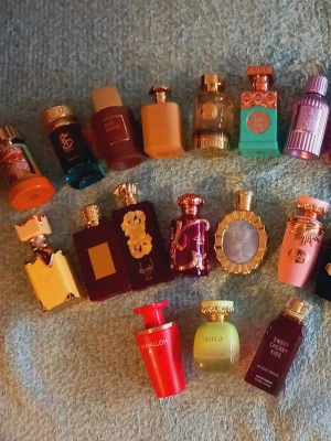 Parfymsplit ✨️ - ✨️Just nu fri frakt✨️Splittar parfymer i glasdekanter med spray ✨️Säljer ej hela flaskan ✨️3 ml-25 kr,5 ml-40 kr✨️Se listor bland bilderna vilka som finns ✨️Skriv vilka du önskar så lägger jag ut som ett nytt paket 