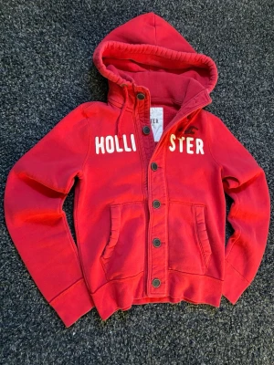 Hollister cardigan ~ sällsynt modell  - ”Hollister cardigan” skick 9/10 | st M | 999kr | passar perifer nu till våren. Sällsynt vintage modell. Kan även gå ner lite i pris vid snabb affär. Fraktar inom 24h 😊