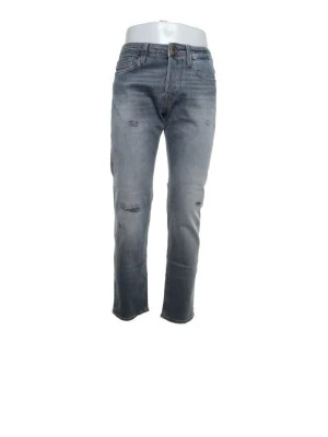 Jack and Jones jeans  - Säljer ett par grå jeans med slitningar och raka ben. Jeansen har klassisk femficksmodell, normal midja och snyggt tvättad finish. Perfekta för en avslappnad och trendig look.                             Midja: 84cm - Innerbenslängd: 80cm