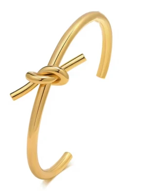 Guldigt armband med knutdetalj - Snyggt armband i guldpläterad armband unik knutdetalj framtill. Armbandet har en öppen design som gör det enkelt att ta på och av och den är justerbar. Perfekt accessoar för att lyfta din stil med en trendig touch.