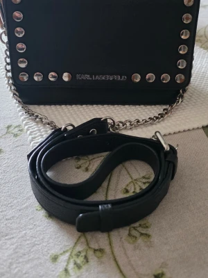 Karl Lagerfeld  - Snygg svart axelväska från Karl Lagerfeld i fint skick. Justerbar axelrem medföljer för extra flexibilitet.
