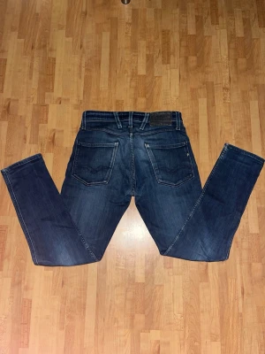 Mörkblå jeans från Replay - Snygga mörkblå jeans från Replay. Mycket bra skick och väldigt sköna att ha på sig. Passar till allt, hör av er vid frågor 😄