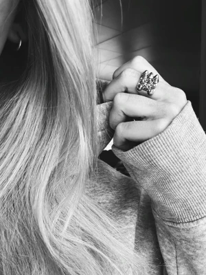 Silvrig edblad peak ring - Cool och unik ring i silverfärgad metall med ett iögonfallande geometriskt mönster. Ringen har en bred design som verkligen sticker ut och passar perfekt för dig som gillar att uttrycka din stil med accessoarer. Och om du vill ha längre pris så går det alltid och buda💓