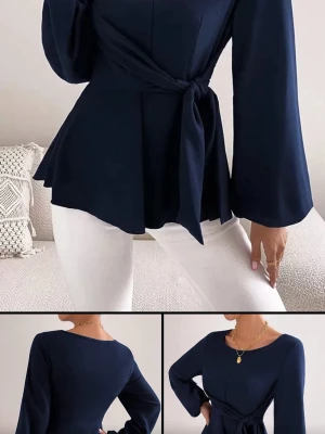 Mörkblå peplumtop med knytband - Snygg mörkblå peplumtop med långa trumpetärmar och knytband i midjan. Toppen har rund halsringning och markerad midja som ger en elegant siluett. Perfekt att matcha med jeans eller kjol för en trendig look.