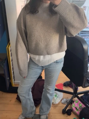 Stickad polo  - Säljer en fin beige stickad polotröja från hm. Den är i bra skick men lite nopprig, dock inget som syns ❤️