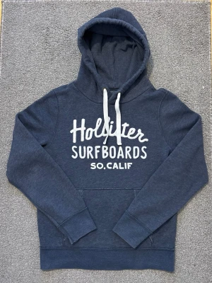 Vintage Hollister Hoodie - Vintage och sällsynt Mörkblå Hoodie från Hollister  | Storlek M |Går ner i pris vid snabbt köp! | Är 175, väger 68kg men denna är lite stor på mig, (passar dig 180-185) | Längd ≈67cm, Bredd armhåla - armhåla ≈55cm |Hör av vid ytterligare frågor!!!
