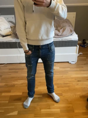 Replay jeans slitningar  - Snygga replay jeans i ett toppskick!Strlk 30/32   Med riktigt snygga slitningar! Inga defekter, skriv vid frågor!