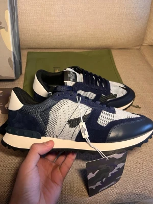 Blå Valentino Rockrunners - Säljer ett par feta sommar/vinter skor. Färgen är härlig o passar varje outfit. Priset kan diskuteras vid snabb affär: Skorna är oanvända. Endast seriösa köpare