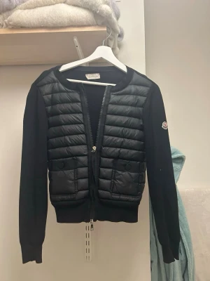 Moncler cardigan - Hej, jag säljer nu denna moncler cardigan. Väldigt fin och har en klassisk look. Passar perfekt nu till vår/sommar. Den är storlek 2 vilket motsvarar S hör av dig vid frågor/intresse. 
