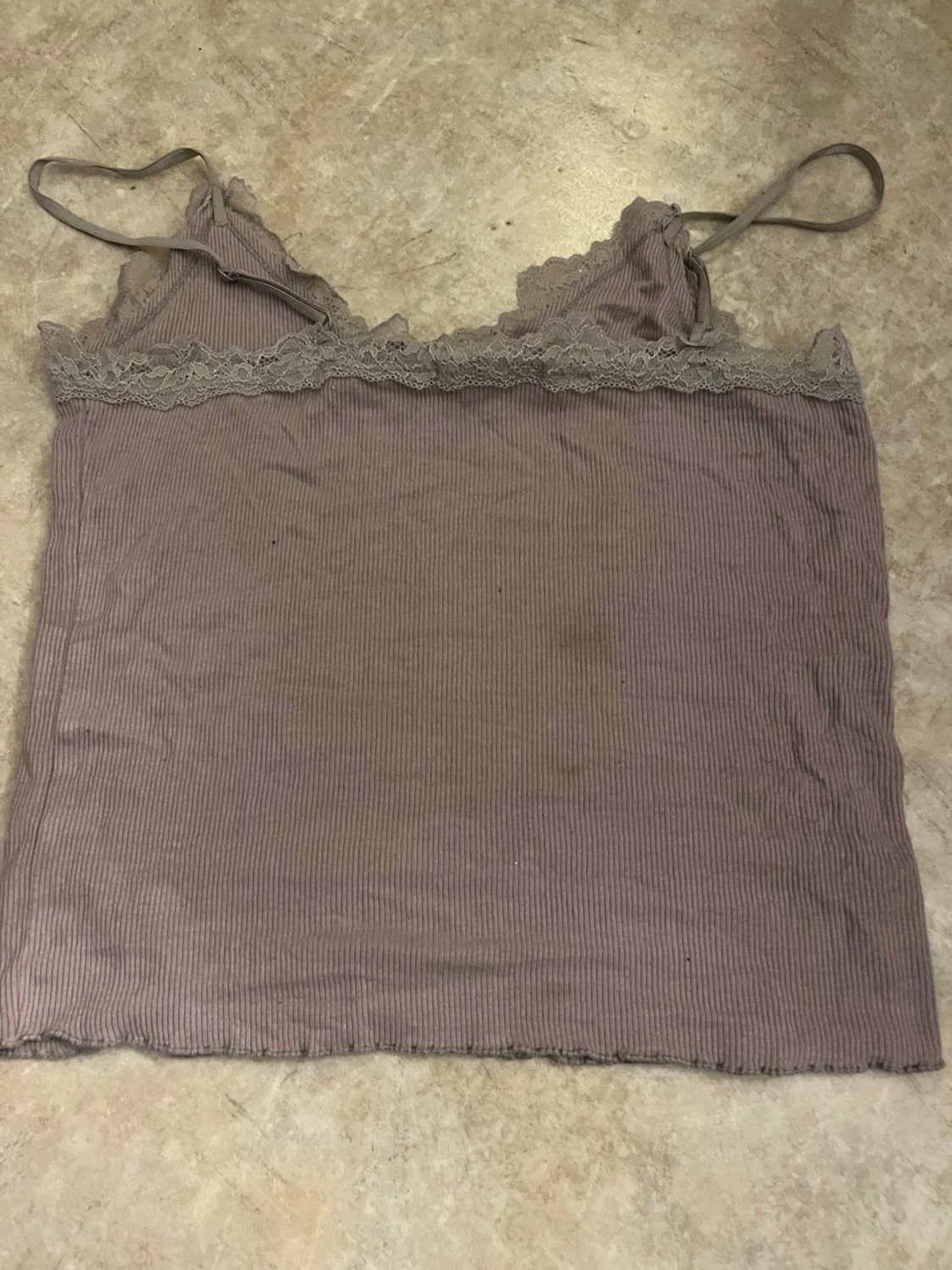 Ljuslila ribbad linnetopp med spets - 1