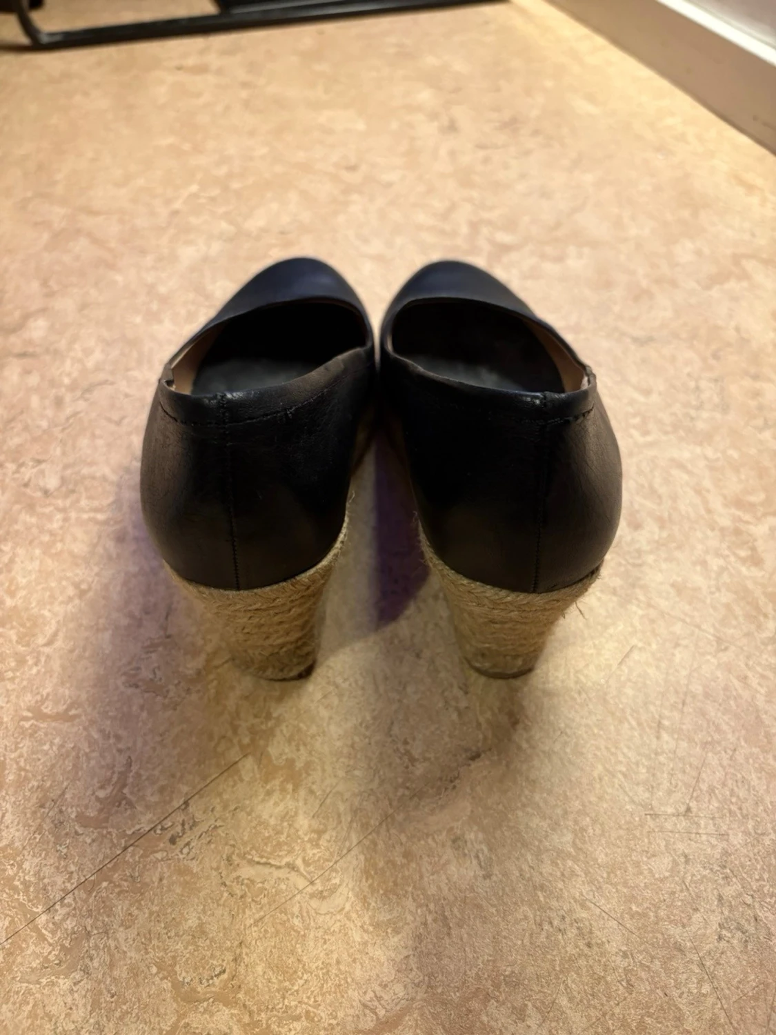 Svarta wedgespumps med flätad kilklack - 3