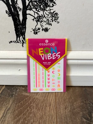 Essence Neon Vibes nagelstickers - Färgglada nagelstickers från Essence Neon Vibes med neonrosa, neonorange, neongröna och neongula mönster. Självhäftande och perfekta för att skapa kreativa och unika nageldesigner. Innehåller olika former och symboler i neonfärger.