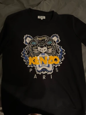Kenzo sweatshirt - En kenzo sweatshirt köpt från Johnells. Mycket bra skick!