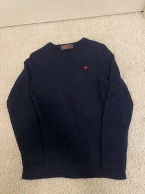 Stickad morris tröja - Riktigt snygg morris tröja, modelmen är 182 och tröjan är för liten, skriv vid intresse/info!