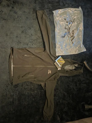 ARC'TERYX - Säljer min Arc'teryx jacka. Den är helt ny och ingen har haft den på sig. Jag fick den i födelsedagspresent men den är tyvärr inte riktigt min stil, därför säljer jag den vidare.  Jackan är i perfekt skick och helt oanvänd.  Storlek: L Färg: Svart  Hör gärna av dig om du har frågor eller vill ha fler bilder!