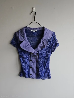 Lila spetsblus med stor krage -  Supersnygg vintage lila spetsblus med en unik design. Passar storlek S