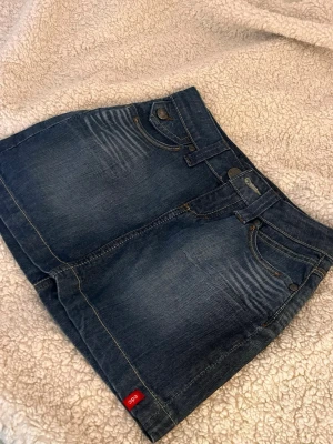 Mörkblå jeanskjol från Edc!  - Edc jeanskjol i storlek 30. Mycket bra skick! Midjemått: ca 35 cm längd: ca 36 cm! 💕☺️