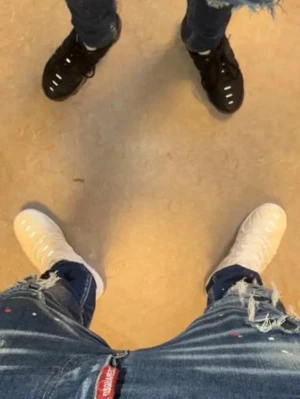  sneakers - Säljer ett par vapormaxes sneakers i två färger: ett par helvita och ett par helsvarta. De har en unik, futuristisk design med hålmönster och är tillverkade i ett lätt och bekvämt skummaterial. Perfekta för dig som vill sticka ut och ha något trendigt på fötterna.