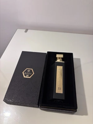 Reef 33 - Reef 33 är en populär parfym från Saudiarabien som är känd för sin lyxiga och långvariga doft. Den har en fräsch men samtidigt varm känsla som passar perfekt både till vardags och till speciella tillfällen.