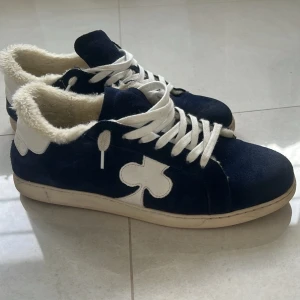 The gallerist - Säljer dessa feta skor från the gallerist. Skorna är i bra skick och säljs till ett riktigt bra pris. Nypris: 2700kr