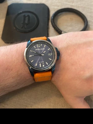 Police Lancer 45mm Herrklocka/Armband - Säljer en snygg unik herrklocka från Police i nära nyskick. Enstaka repor som inte stör enligt bilder. Fungerar bra, originalarmband i äkta läder, datumvisare, vattentät, osv. Behöver bara nytt batteri. Modell: 12591J. Fås i original låda (något skadad) med tillhörande armband också i nyskick.  Nypris: 1400 SEK Begagnat pris: 1000 SEK (EBay) Mitt pris: 689 SEK  Skickas alltid snabbt och spårbart (ofta samma dag) eller hämtas i Glumslöv.  Hör av dig vid frågor och se gärna mina andra annonser ock